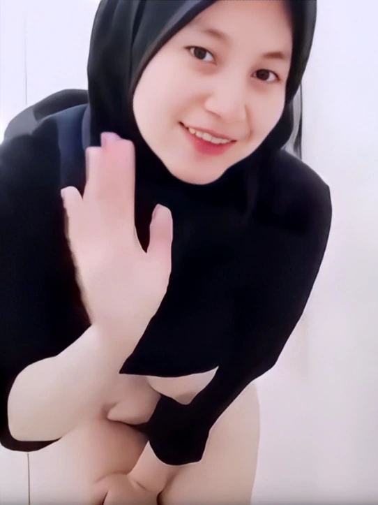 Ukhti Lagi Kerja Malah Omek di WC 