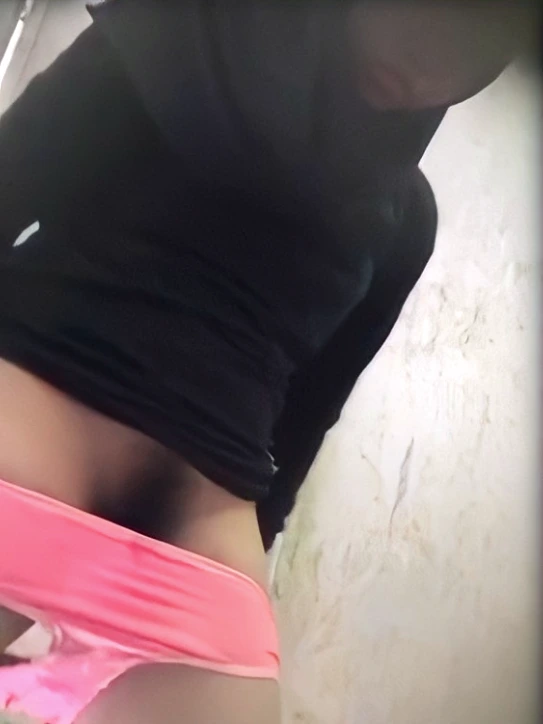 Intip Gadis Berhijab Pipis Berdiri