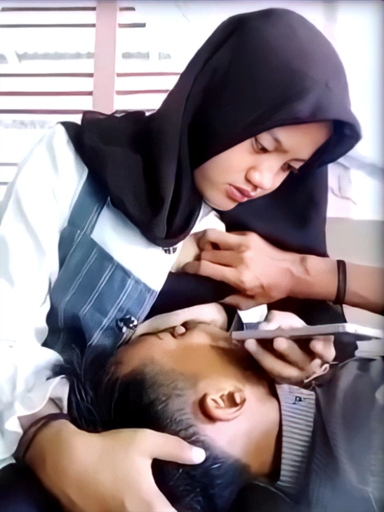 Nyusuin Pacar di Ruang Tamu