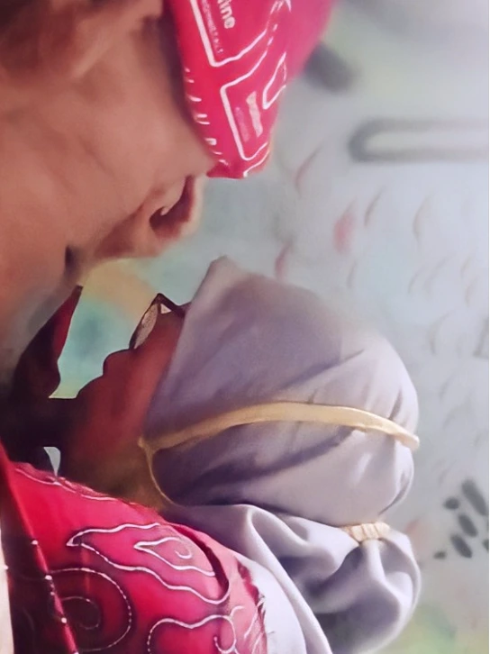 Bunda Nyepong Otong Sambil Mainin Uting