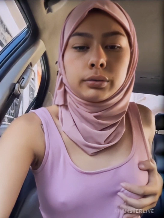 Main di Mobil ama Tante Jilbab Cantik