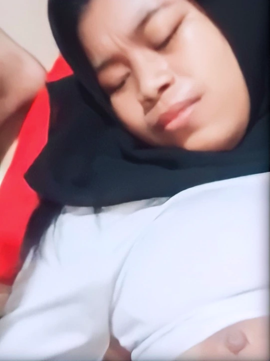 Jilbab Perawan Memek Tembem Masih Rapet
