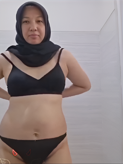 Intip Bu Guru Telanjang di WC